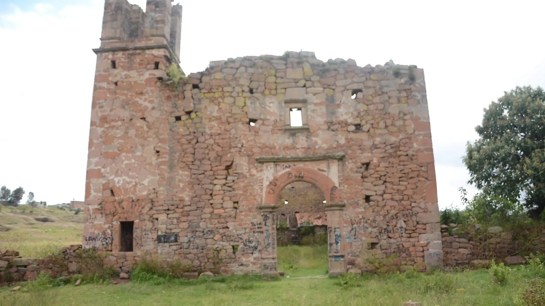 La gente otomí resguarda las instalaciones del antiguo Templo de San Ildefonso.